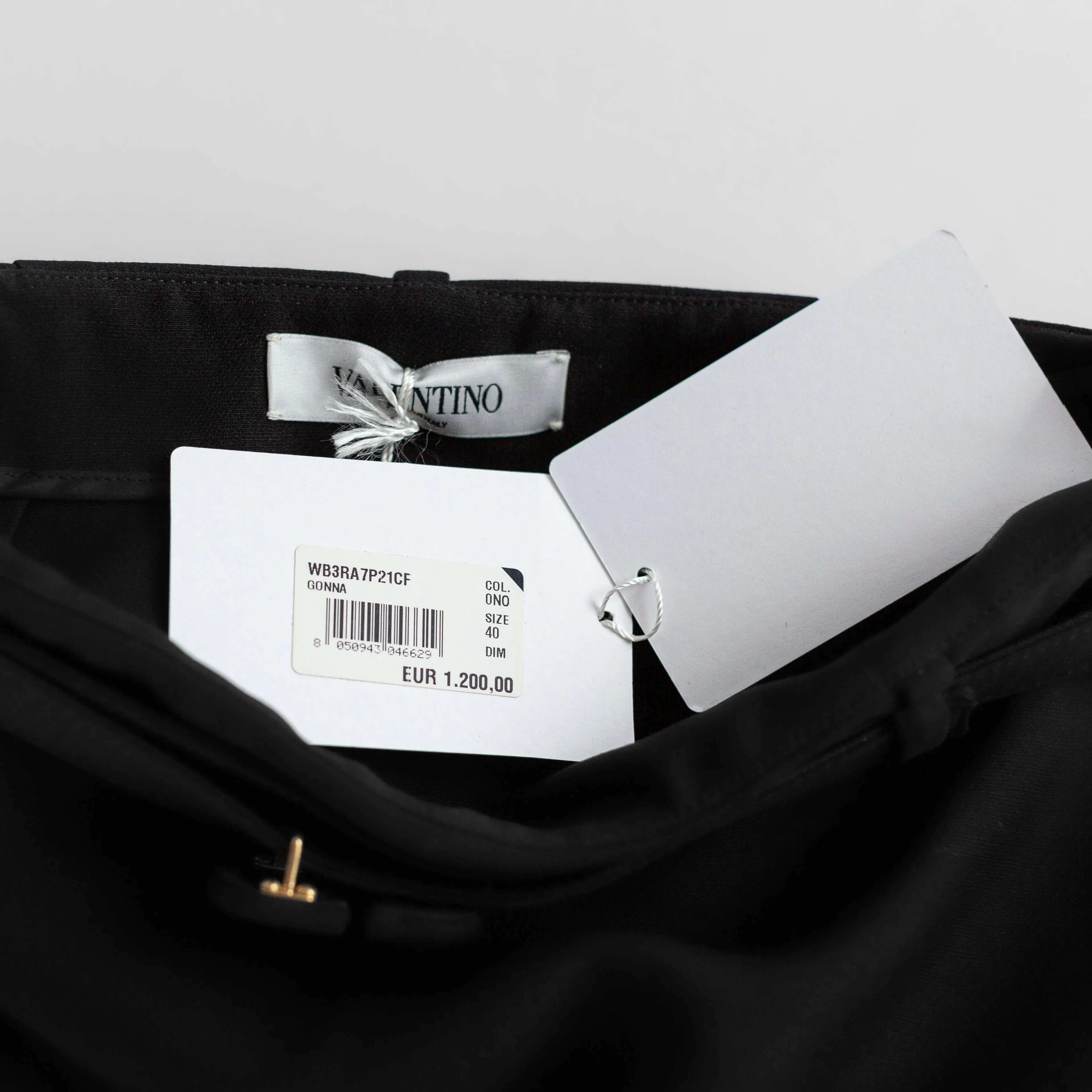 VALENTINO - *BRAND NEW* BLACK SHORTS WITH V LOGO BELT BLACK SIZE 40 IT
